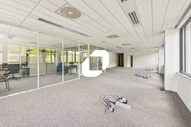 Office in Roissy-en-France for lease - Interior Photo - Image 2 of 15