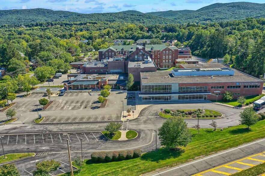 21 Laurel Ave, Cornwall, NY à louer - Photo du bâtiment - Image 2 de 96