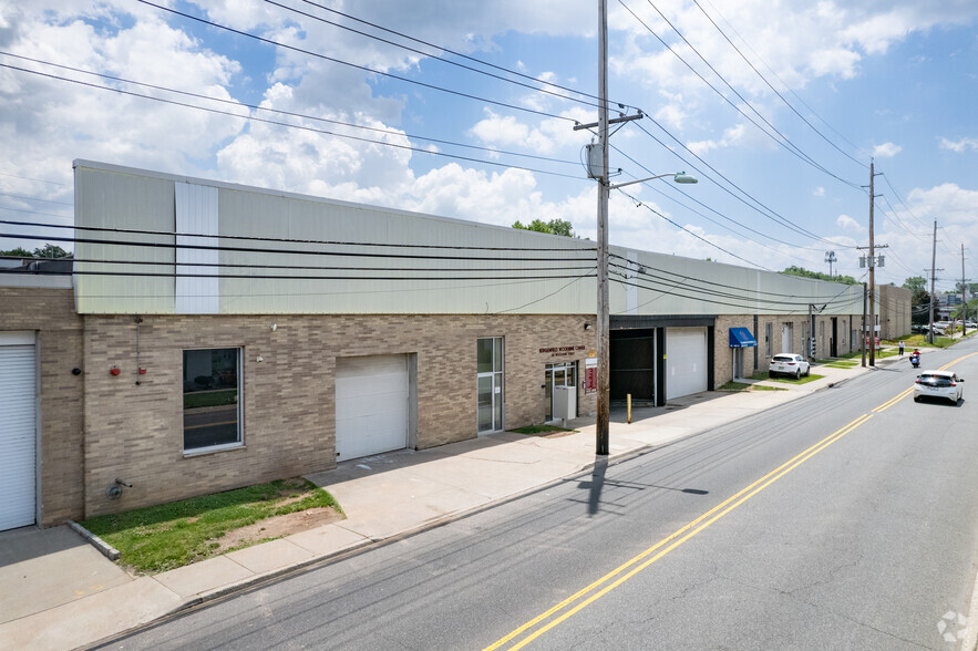 161 Woodbine St, Bergenfield, NJ for lease - Primary Photo - Image 1 of 4