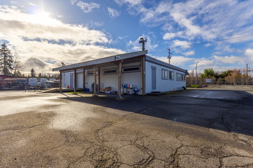 22867 Fraser Hwy, Langley, BC à louer - Photo du bâtiment - Image 3 de 6