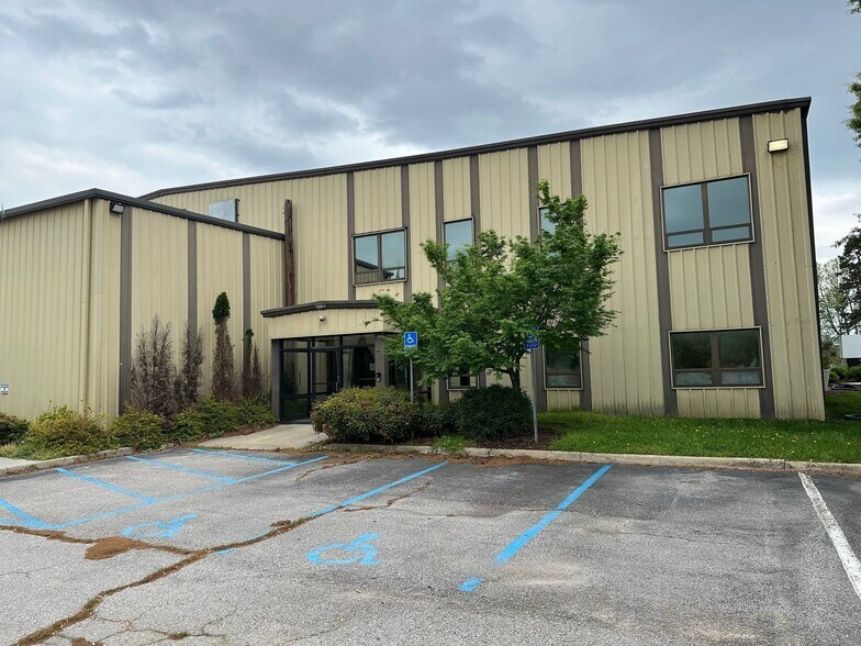 Maxine Road portfolio of 3 properties for sale on LoopNet.ca - Building Photo - Image 1 of 15