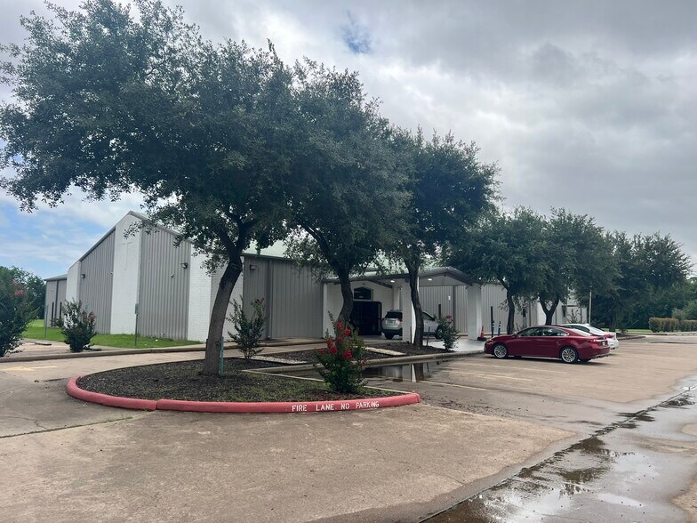12204 Sharpview Dr, Houston, TX à louer - Photo du bâtiment - Image 3 de 17