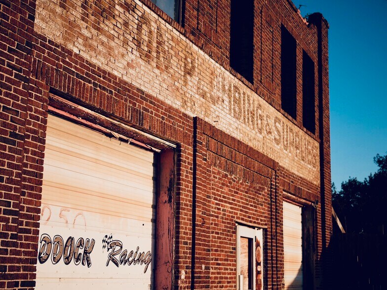 3250 Charles Page Blvd, Tulsa, OK à vendre - Photo du bâtiment - Image 3 de 12