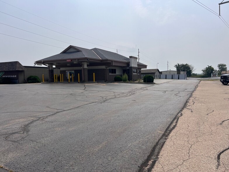 927 E Main St, Winneconne, WI for sale - Building Photo - Image 2 of 17