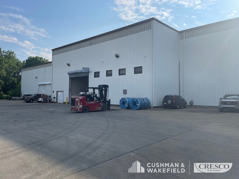 9000 Brookpark Rd, Cleveland, OH à vendre - Photo du bâtiment - Image 2 de 9