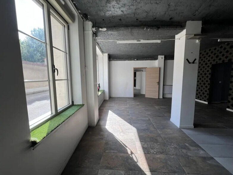 Retail in Cormontreuil for lease - Interior Photo - Image 3 of 5