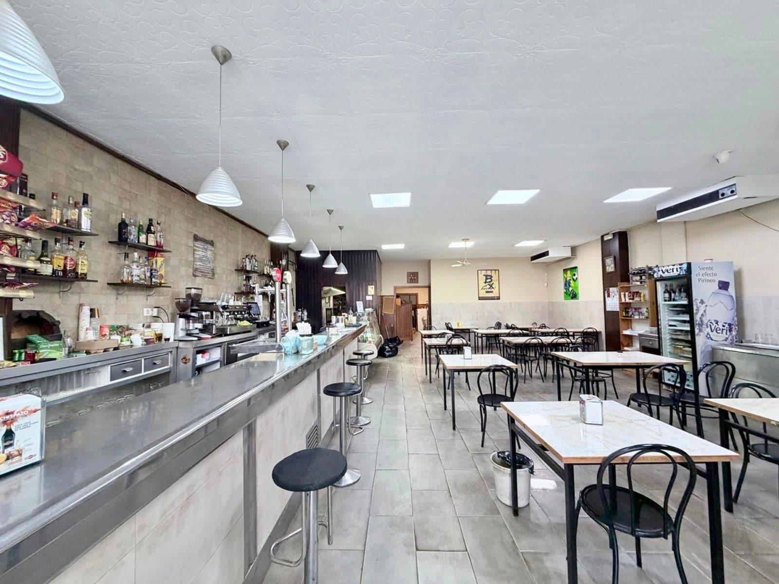 Retail in L'Hospitalet de Llobregat, Barcelona for lease Primary Photo- Image 1 of 2