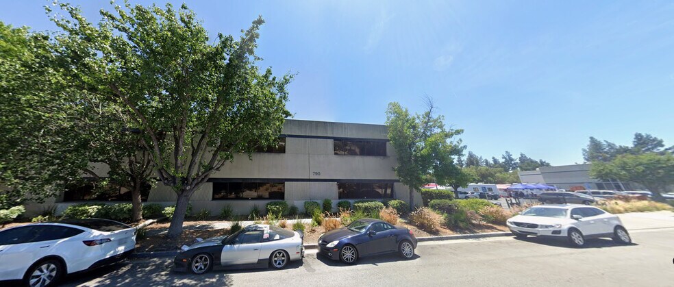 790 W Chestnut Ave, Monrovia, CA à louer - Photo du bâtiment - Image 2 de 4