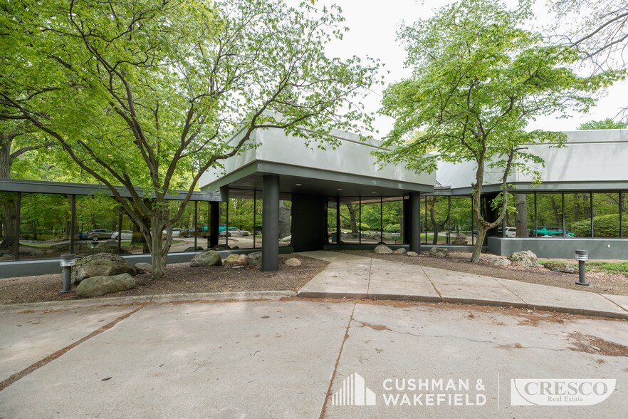 28800 Clemens Rd, Cleveland, OH à louer - Photo du bâtiment - Image 1 de 7