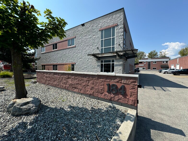 184 Adams Rd, Kelowna, BC à louer - Photo du bâtiment - Image 3 de 11