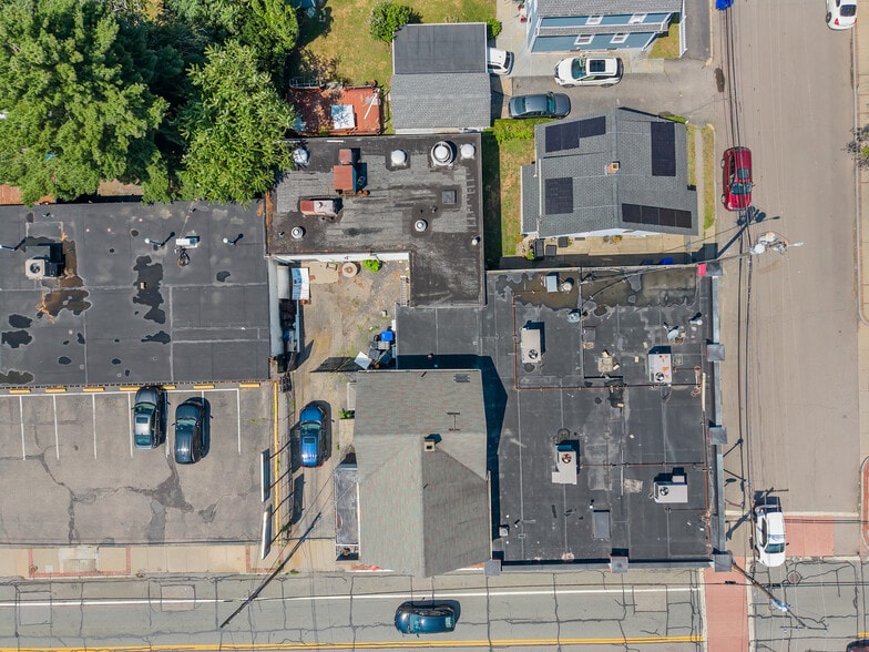 1058 Charles St, North Providence, RI à vendre - Photo du bâtiment - Image 3 de 37