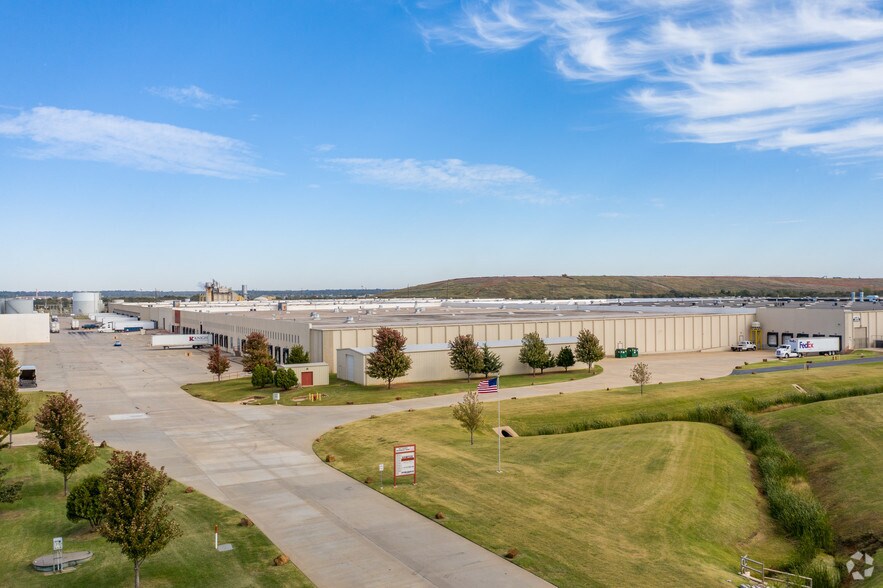 7501 SW 29th St, Oklahoma City, OK à louer - Photo du bâtiment - Image 2 de 15