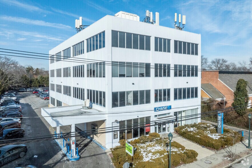 2631 Merrick Rd, Bellmore, NY à louer - Photo du bâtiment - Image 1 de 14