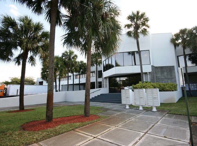 2801 NW 74th Ave, Miami, FL à louer - Photo du bâtiment - Image 2 de 15