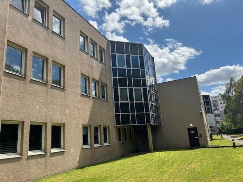 Bureau dans Nanterre à louer - Photo du bâtiment - Image 1 de 24