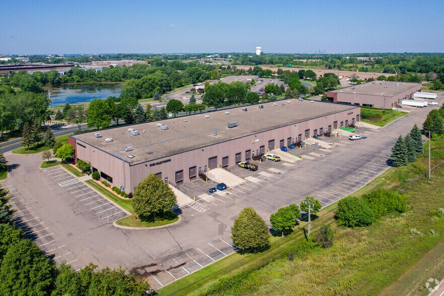 875 Blue Gentian Rd, Eagan, MN à louer - Aérien - Image 2 de 4