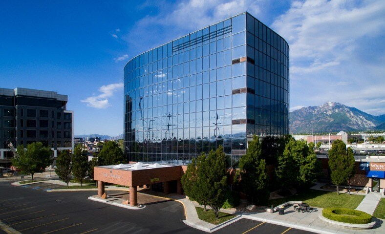 10421 S Jordan Gtwy, South Jordan, UT à louer - Photo du bâtiment - Image 1 de 3