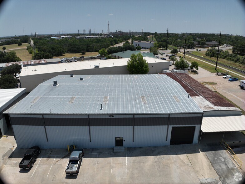 1716 Shady Oaks Dr, Denton, TX à louer - Communauté Matterport - Image 2 de 18