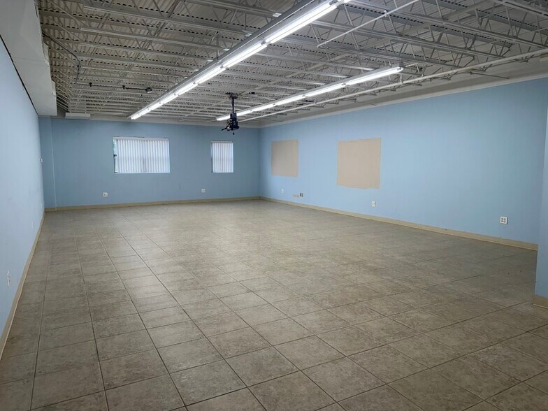 60-70 Cleveland Ave, Bay Shore, NY à louer - Photo intérieure - Image 3 de 11