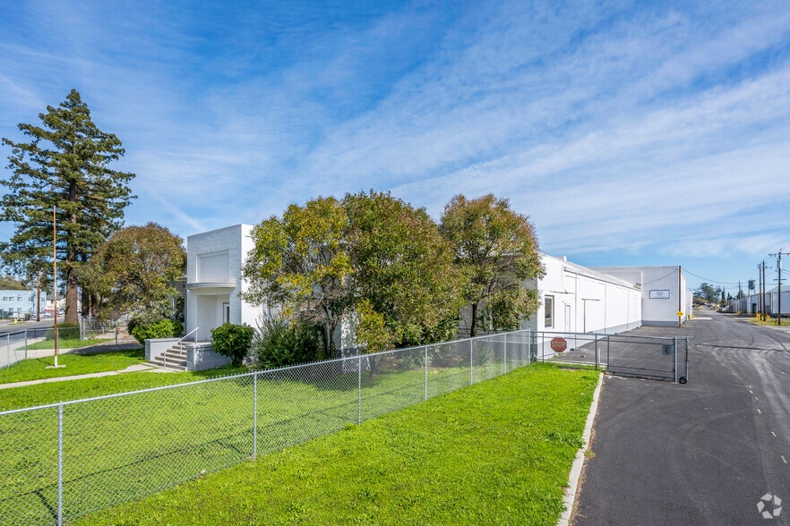 Yuba City Industrial Park portfolio of 3 properties for sale on LoopNet.ca - Primary Photo - Image 1 of 3
