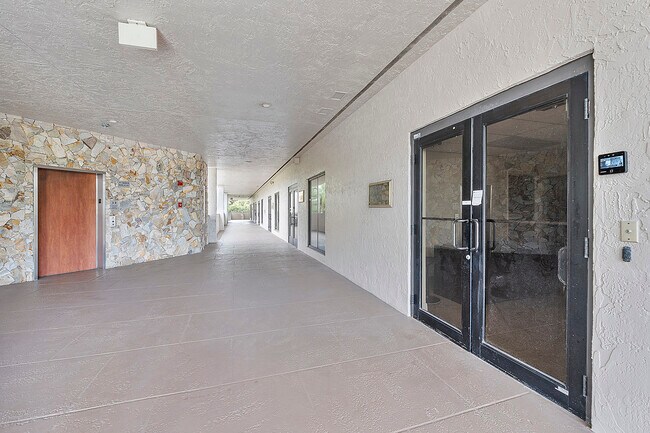 Plus de détails pour 2699 Stirling Rd, Fort Lauderdale, FL - Bureau à vendre