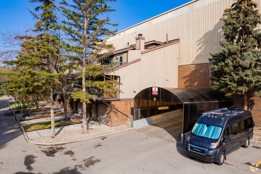 110 Point Mckay Cres NW, Calgary, AB à vendre - Photo du bâtiment - Image 3 de 5