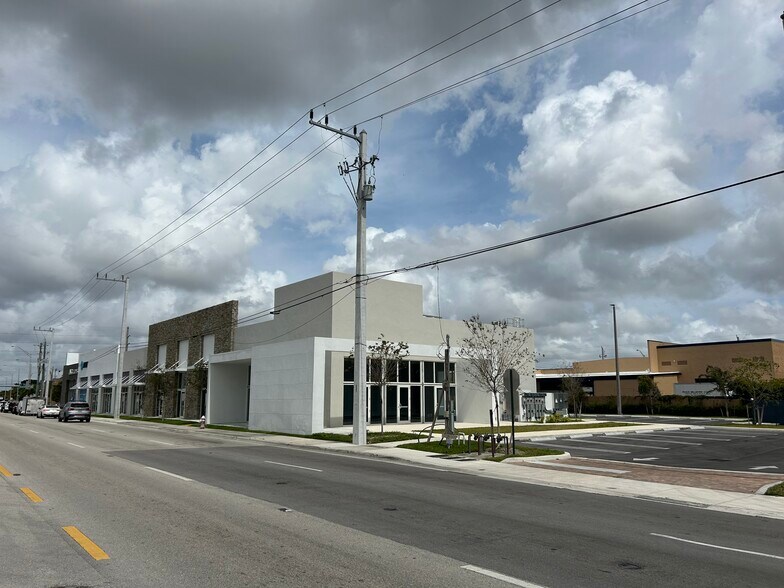2899 W Fourth Ave, Hialeah, FL à louer - Photo du bâtiment - Image 2 de 7