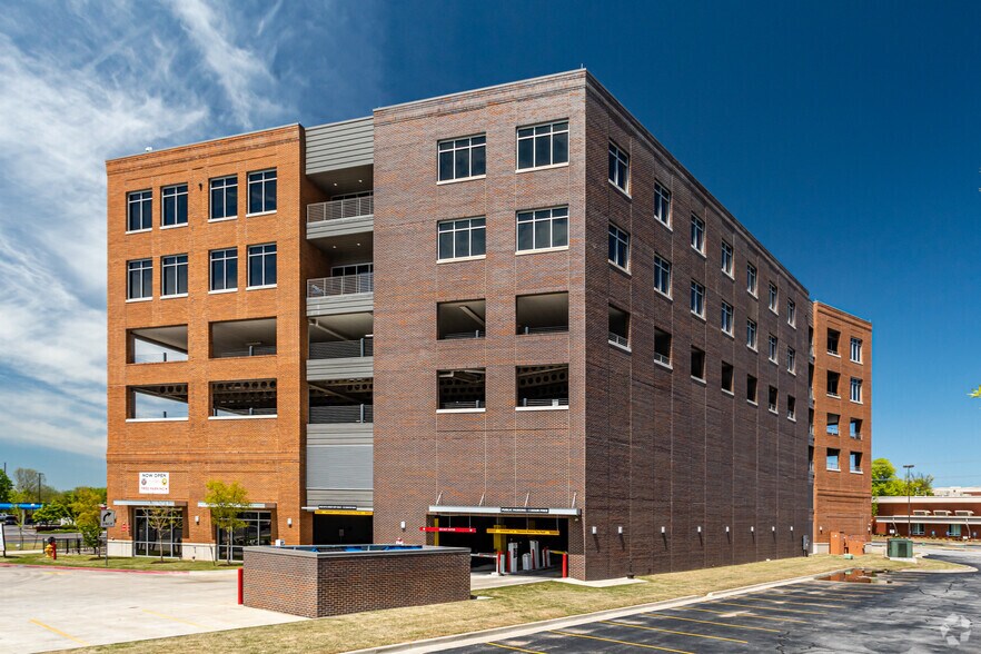 805 S Walton Blvd, Bentonville, AR à louer - Photo du bâtiment - Image 2 de 3