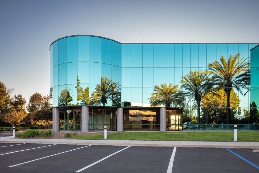 2885 Loker Ave E, Carlsbad, CA à louer - Photo du bâtiment - Image 2 de 10