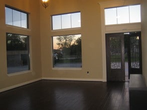 320 E Main St, Lewisville, TX for lease Interior Photo- Image 2 of 10