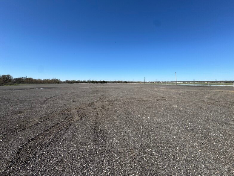 1300 W Simonds Rd, Seagoville, TX à louer - Photo du bâtiment - Image 3 de 5
