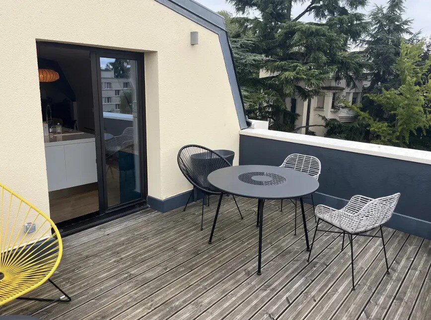 Office in Suresnes for lease Interior Photo- Image 1 of 2