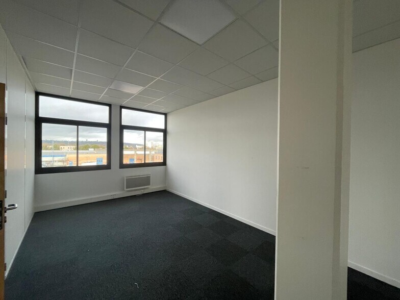8 Rue Jean Rostand, Le Petit-Quevilly for lease - Interior Photo - Image 3 of 13