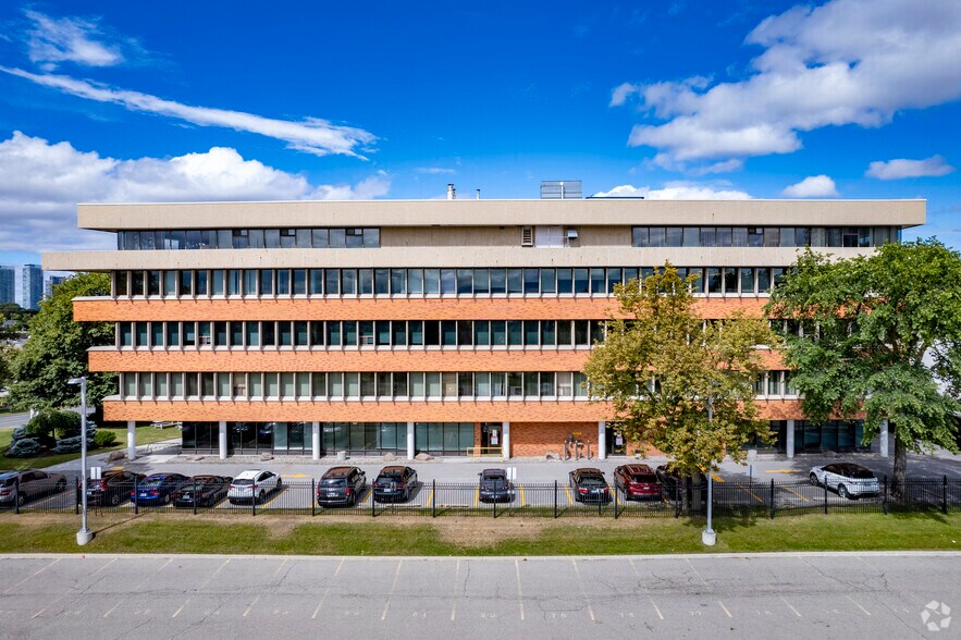 1 Valleybrook Dr, Toronto, ON à louer - Photo du bâtiment - Image 2 de 7