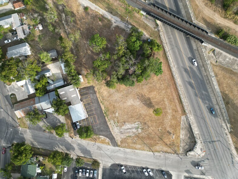 136 W Nacogdoches St, New Braunfels, TX à vendre - Photo du bâtiment - Image 3 de 20