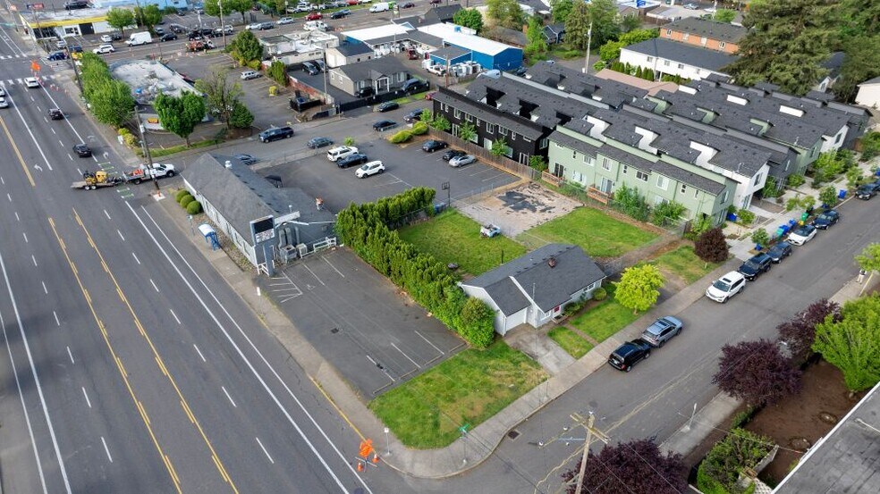 12110 SE Pine St, Portland, OR à vendre - Photo du bâtiment - Image 2 de 5