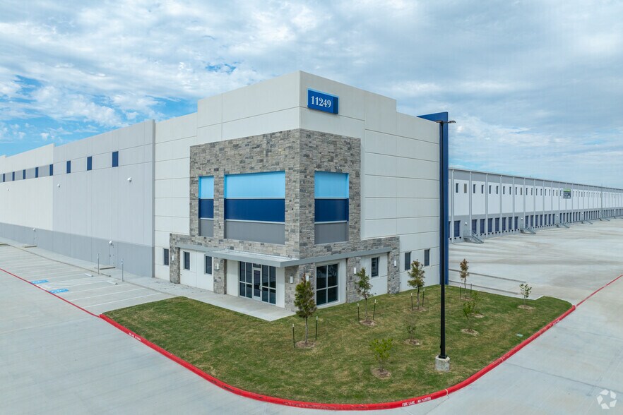 11249 I-10 E, Mont Belvieu, TX à louer - Photo du bâtiment - Image 2 de 6