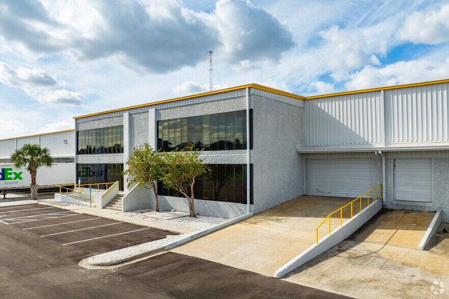 6708 Harney Rd, Tampa, FL à louer - Photo du bâtiment - Image 2 de 37