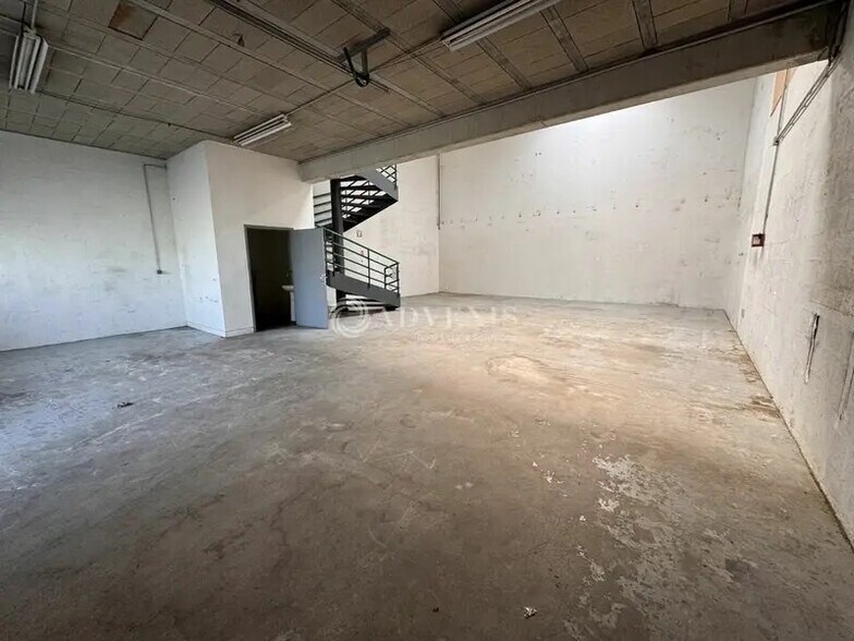 Flex in Bondoufle for lease - Interior Photo - Image 2 of 4