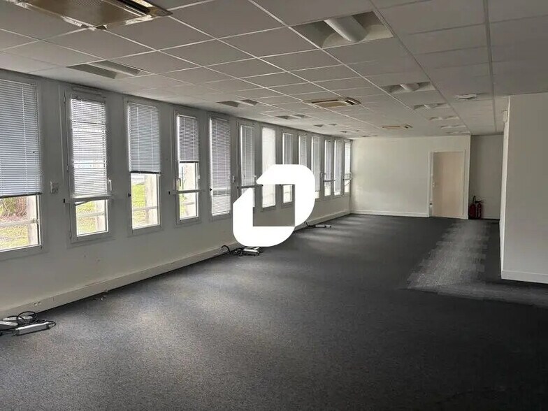 Office in Bordeaux for lease - Building Photo - Image 3 of 8