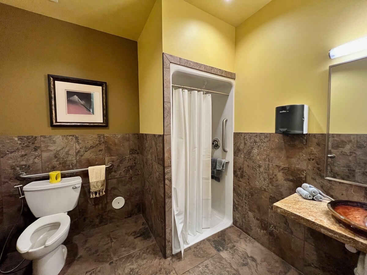 9515 W Camelback Rd, Phoenix, AZ 85037 - Unit 108 -  - Interior Photo - Image 2 of 18