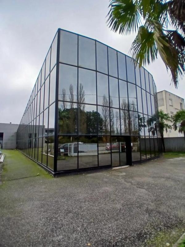N, Coignières for lease Building Photo- Image 1 of 3