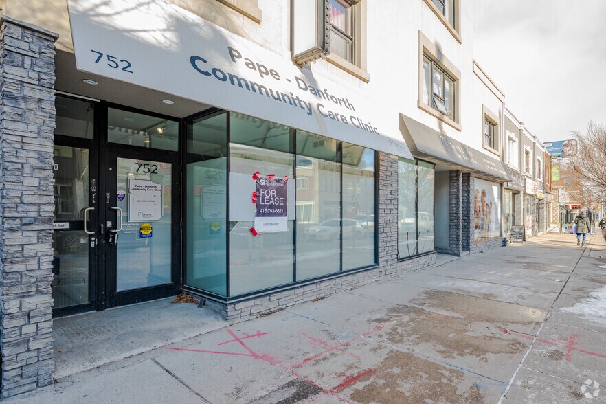 752 Danforth Ave, Toronto, ON à louer - Photo du bâtiment - Image 3 de 3