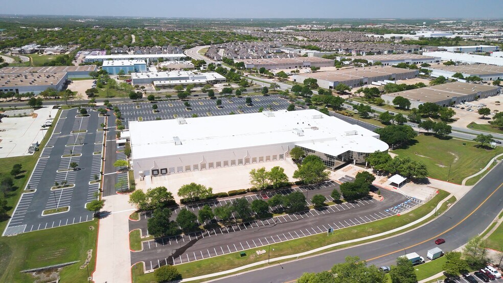 15700 Long Vista Dr, Austin, TX à louer - Vidéo sur l’inscription commerciale - Image 2 de 6