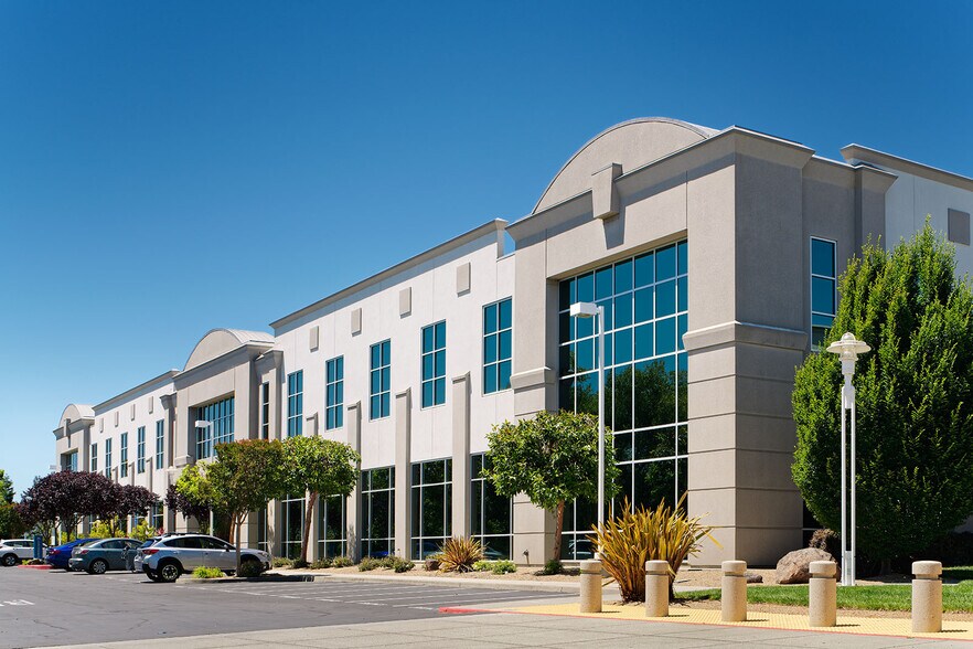 1800 S McDowell Blvd, Petaluma, CA à louer - Photo du bâtiment - Image 2 de 18