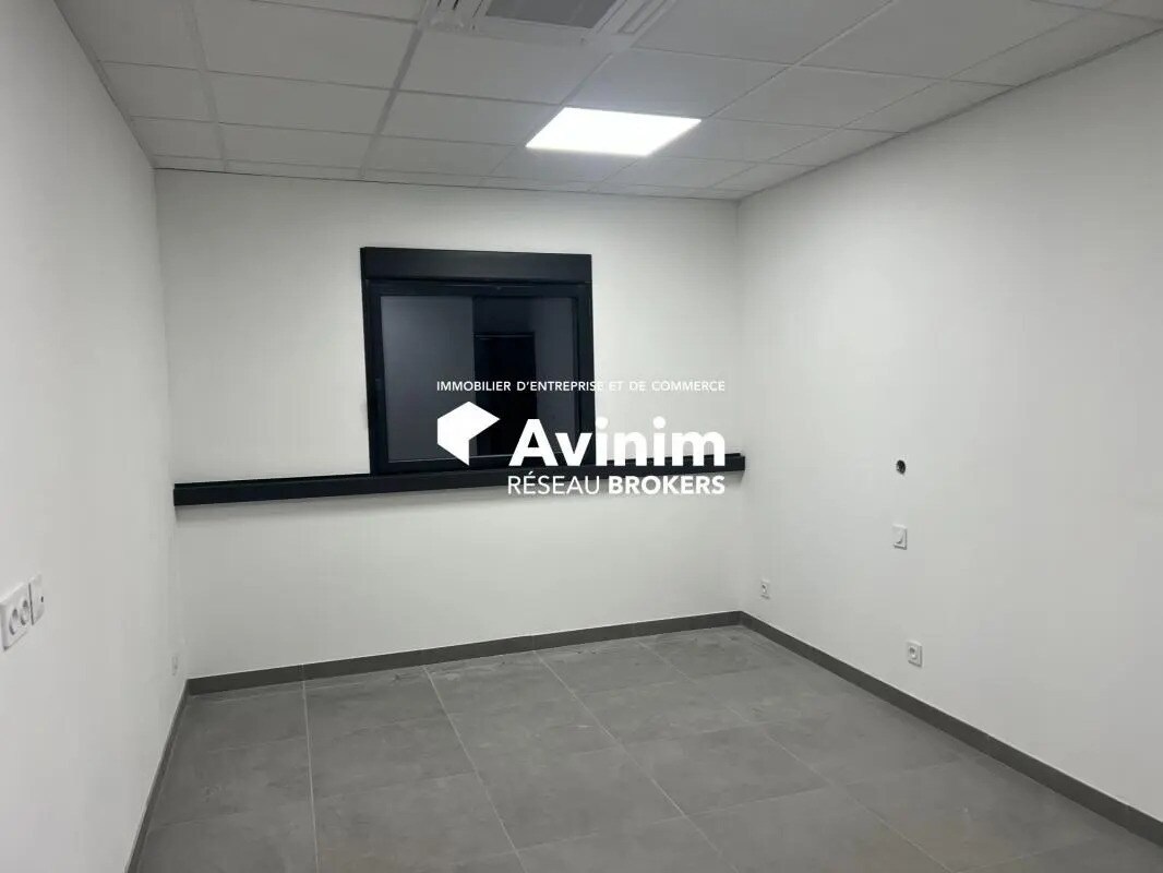 Office in Saint-Bonnet-de-Mure for lease Interior Photo- Image 1 of 10