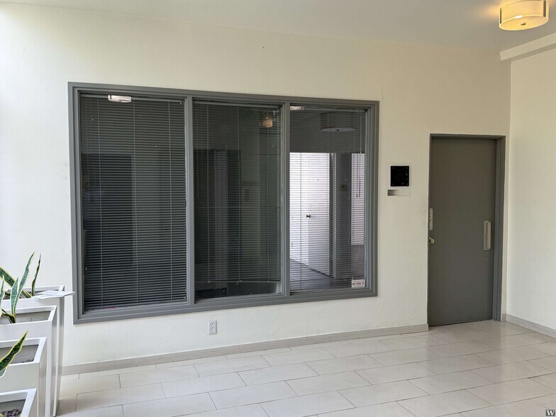 8170 Beverly Blvd, Los Angeles, CA à louer - Photo du bâtiment - Image 2 de 10