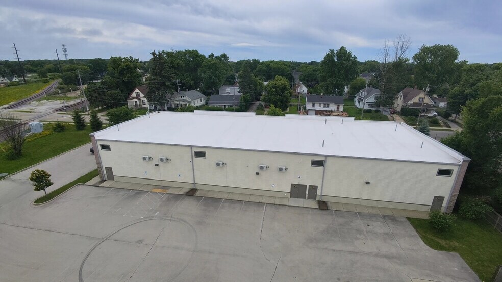 2040 E St Francis Ave, Saint Francis, WI à louer - Photo du bâtiment - Image 3 de 11