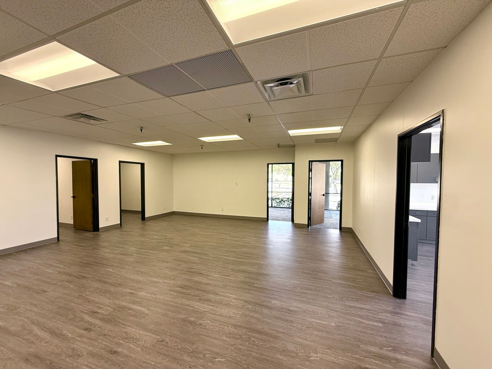 1202 Avenue T, Grand Prairie, TX for lease Interior Photo- Image 1 of 10