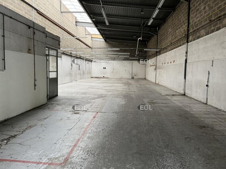 Flex in Pontoise for lease - Interior Photo - Image 3 of 5